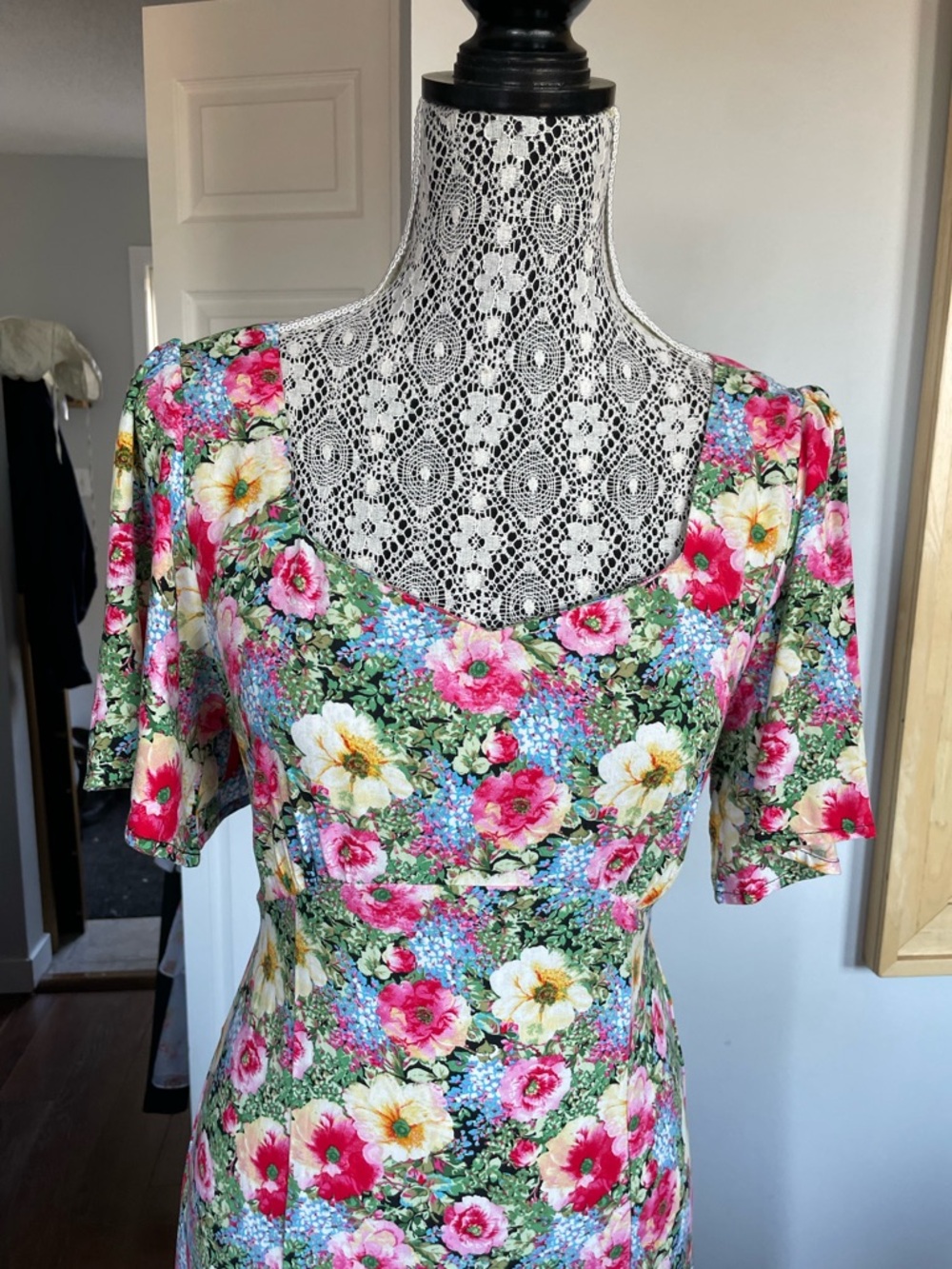 NWT Vero Moda Summer Floral Midi Dress With Slit and Flutter Sleeves. Medium. - Picture 6 of 11